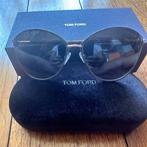 Brand new Tom Ford Penelope Sunglasses TF 320 28H Polarized